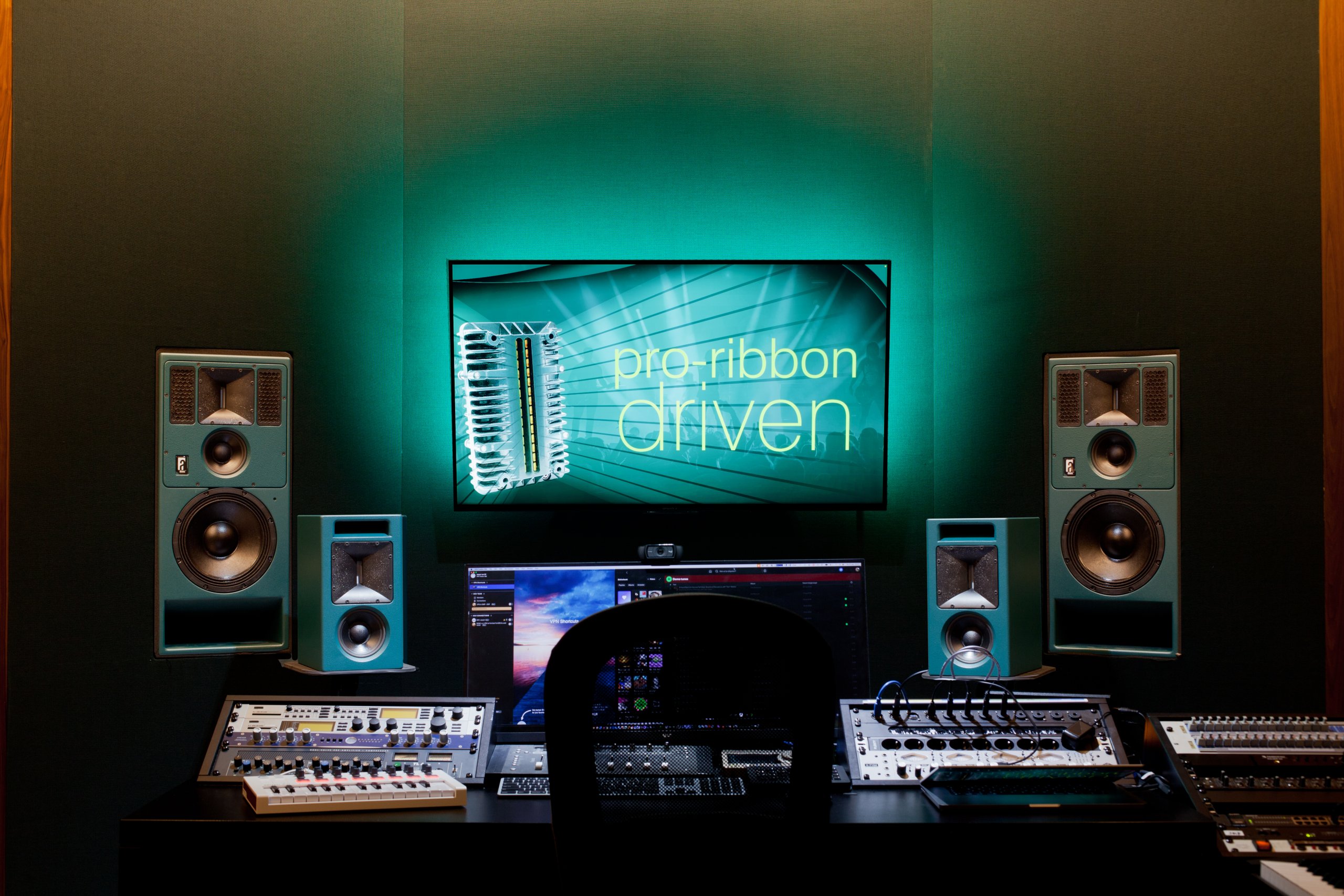 Alcons Audio monitor tham chiếu MR5 (pro-ribbon RBN202). Ảnh: Alcons Audio