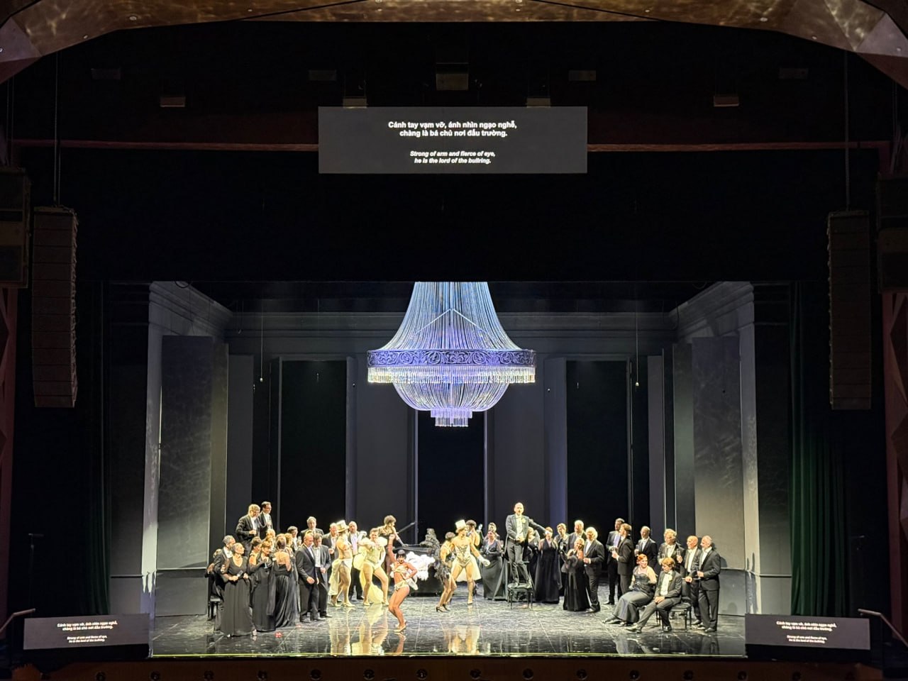 Cảnh vũ hội trong vở opera La Traviata tại Nhà hát Hồ Gươm