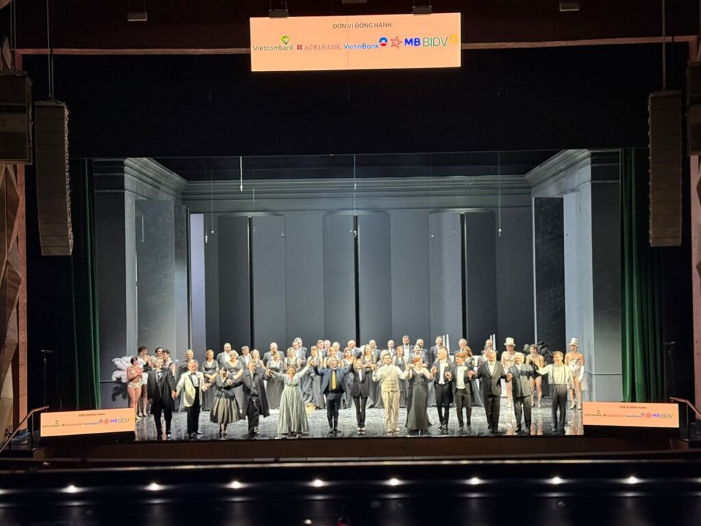 Màn chào kết của ê-kíp nghệ sĩ vở opera La Traviata tại Nhà hát Hồ Gươm