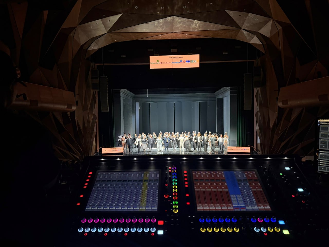 Góc nhìn từ bàn mixer DiGiCo (FOH) hướng ra sân khấu La Traviata