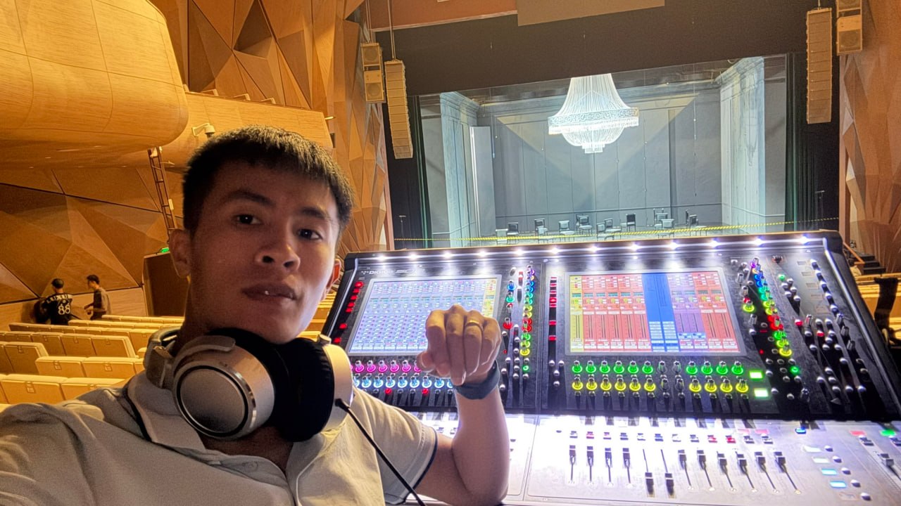 Kỹ sư âm thanh Hưng Loa Hay tại bàn mixer DiGiCo (FOH) trong vở La Traviata