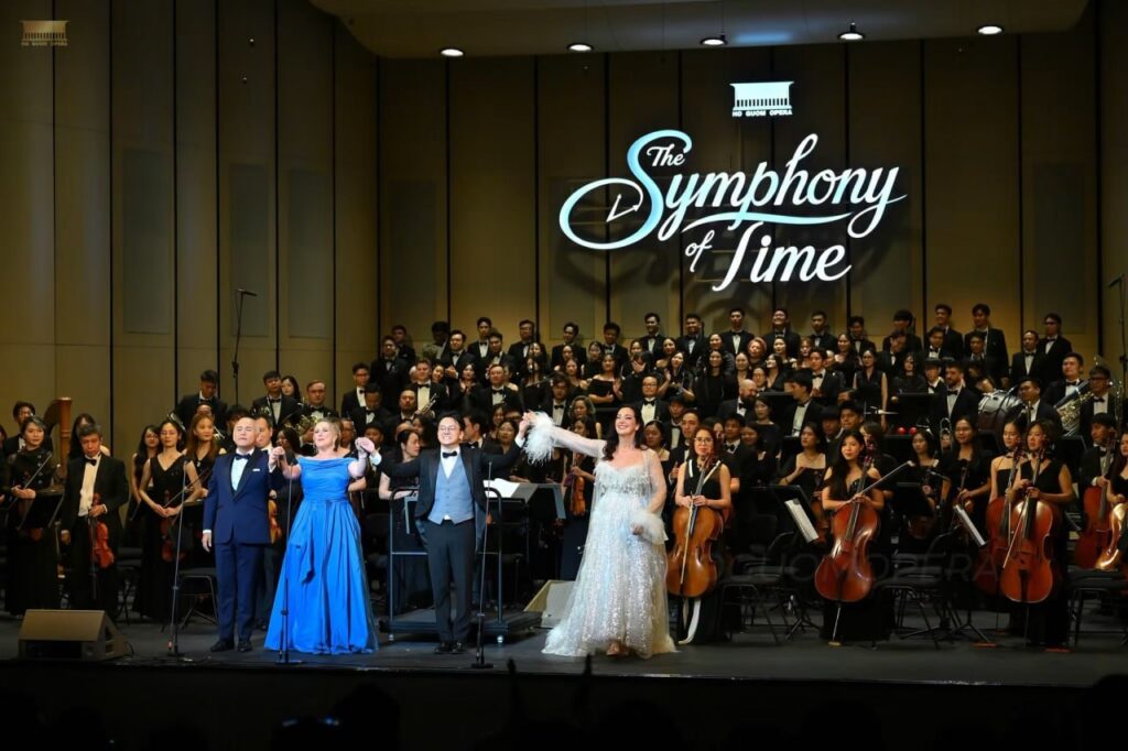 Sân khấu The Symphony of Time tại Nhà hát Hồ Gươm với dàn nhạc, hợp xướng và các nghệ sĩ opera