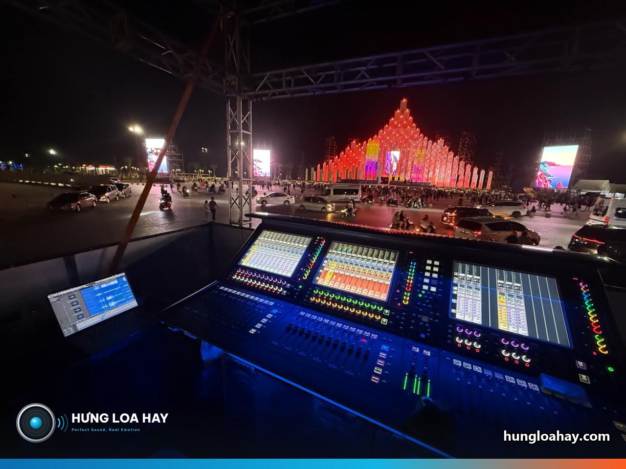 Cận cảnh DiGiCo Quantum 338 với 3 màn hình cảm ứng và laptop ghi multitrack chạy song song.