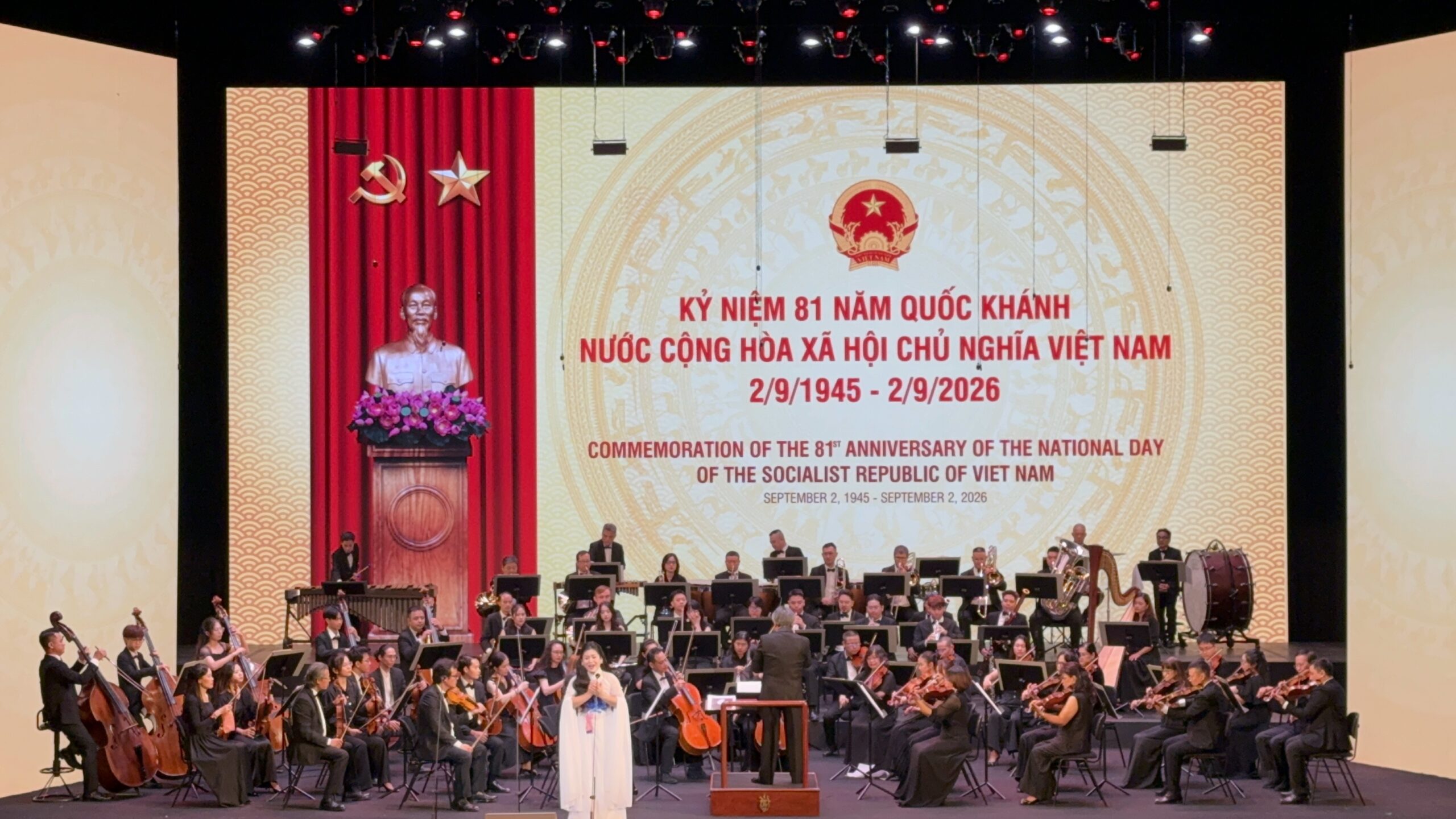 Dàn nhạc giao hưởng và nghệ sĩ biểu diễn trong chương trình Việt Nam - Kỷ nguyên mới