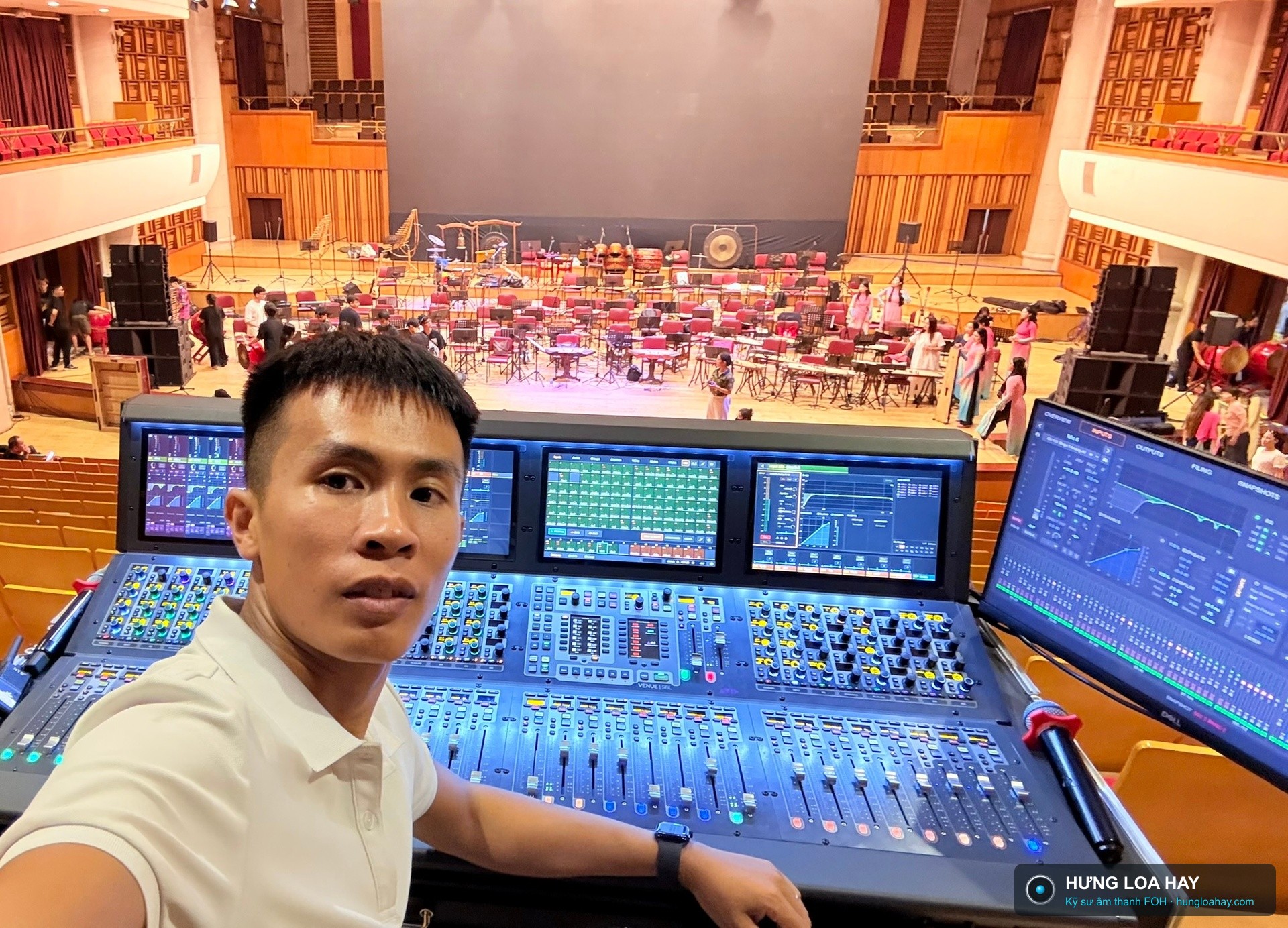 Kỹ sư âm thanh Hưng Loa Hay tại bàn mixer Avid VENUE S6L