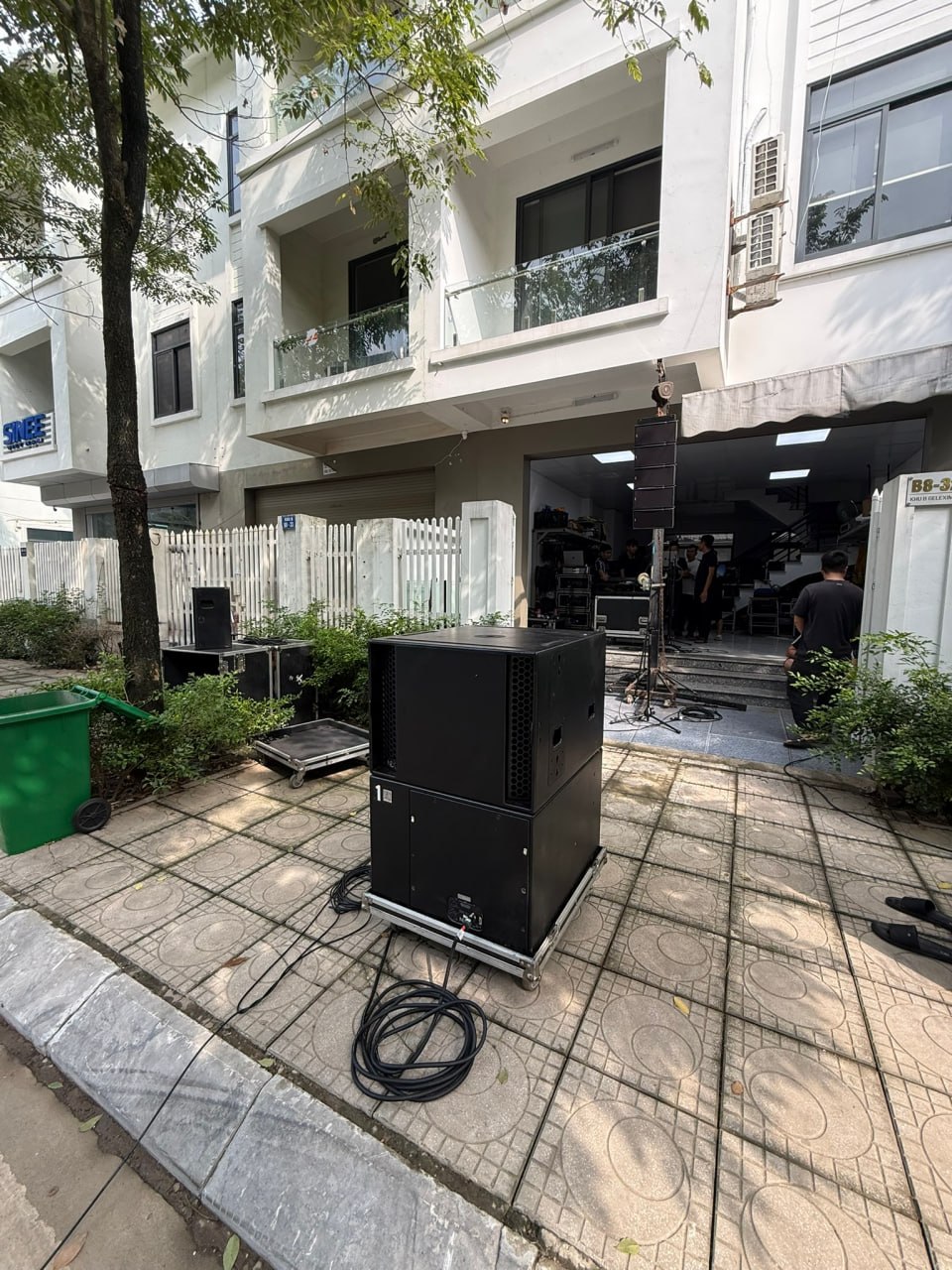 Học viên lắp dàn line array và subwoofer NEXO thực hành đo đạc